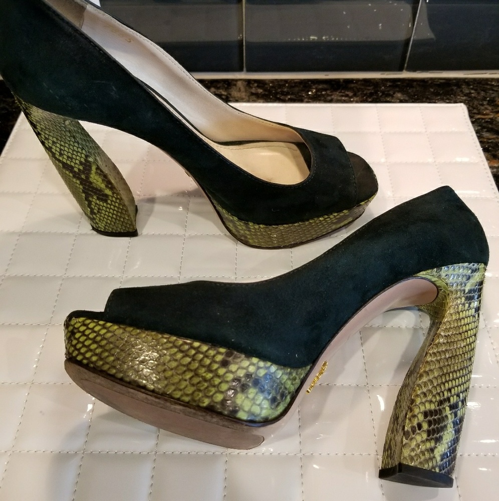 Prada Python Snakeskin Green Platform Pumps Sz 37 - image 5